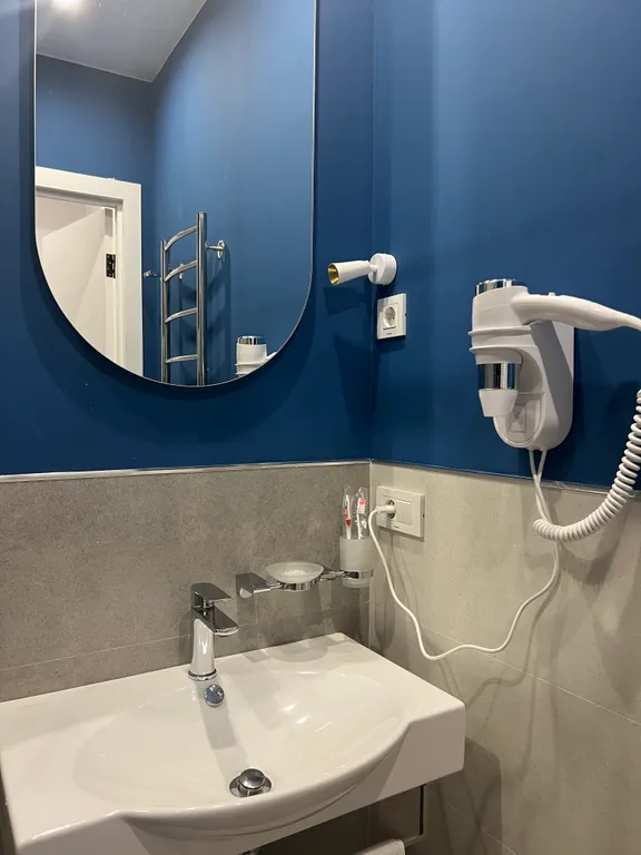 Студия с одной большой кроватью и видом на город