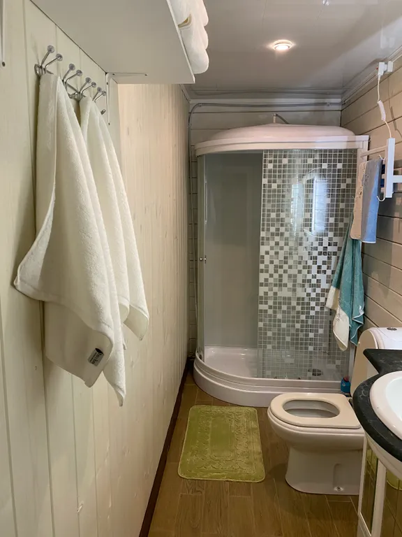 Загородный дом с 5 комнатами, зоной барбекю и баней