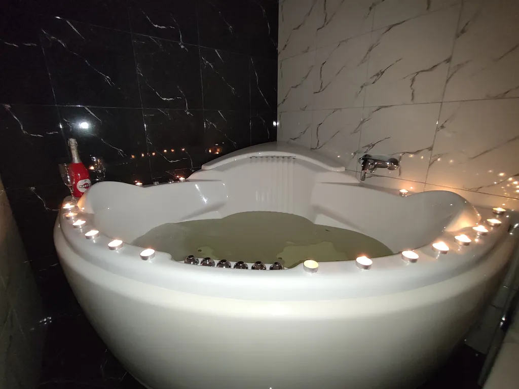 Стильные апартаменты с джакузи в центре города