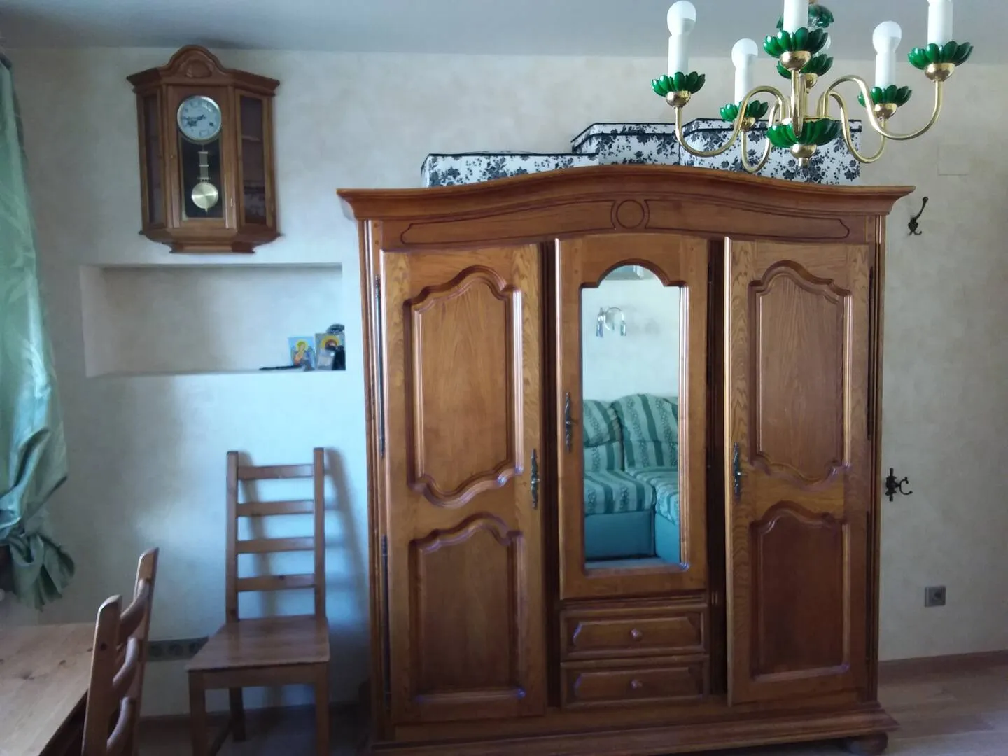 Шкаф платяной в комнате отдыха