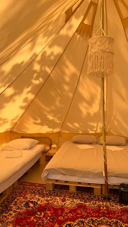 Большой шатёр в кемпинге вблизи озера