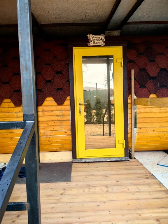 Уютный деревянный домик с видом на реку