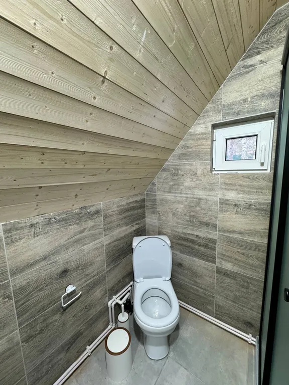 Новый современный дом в лесной зоне