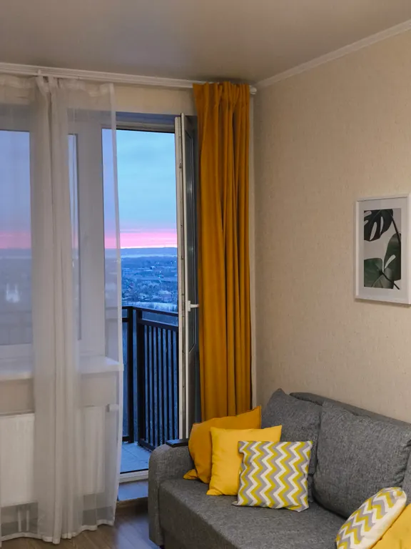 Видовая, с террасой, однокомнатная квартира возле РКБ