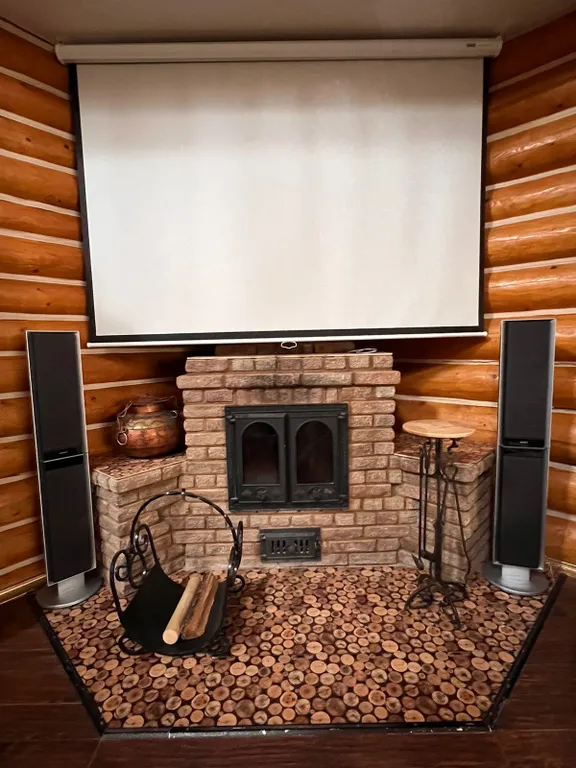 Деревянный коттедж с баней на берегу реки