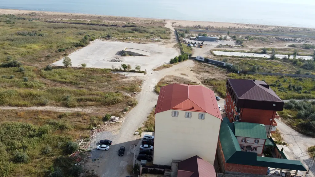 Небольшой дом на берегу Каспийского моря