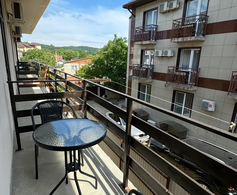 Трёхместный полулюкс с балконом