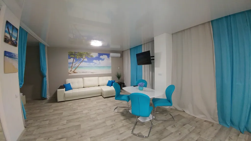 Просторная и светлая квартира с дизайнерским ремонтом в голубых тонах