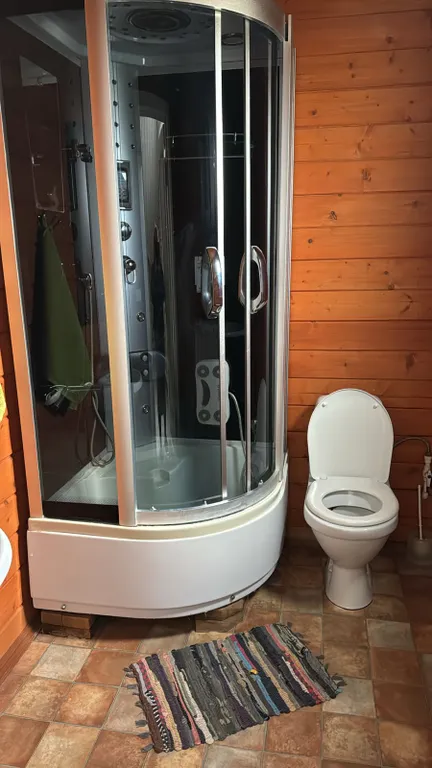 Деревянный коттедж с большой территорией рядом с городом