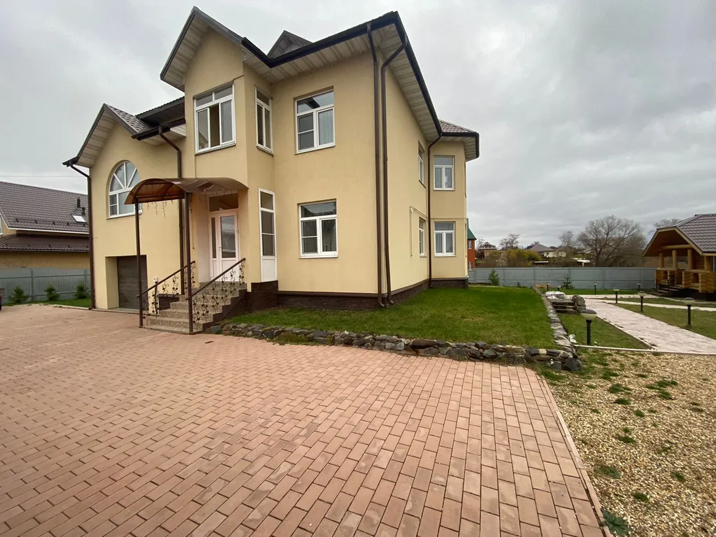 Трёхэтажный дом на берегу Волги