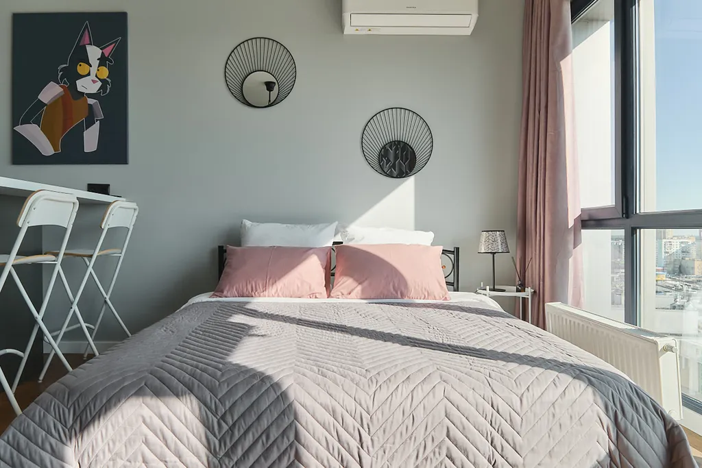 Студия с панорамным видом на город