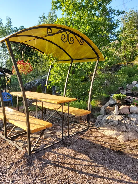 Домик на скале