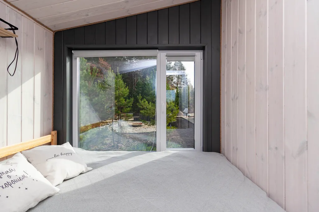 Темный домик на опушке леса