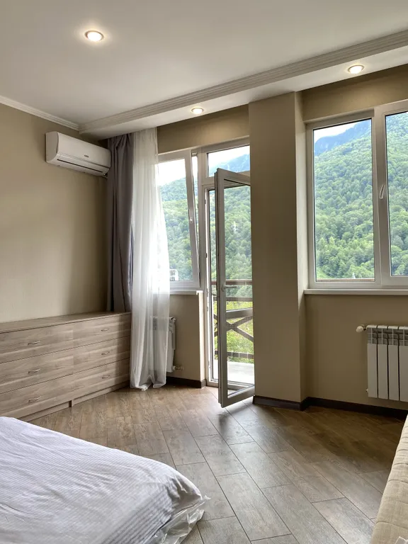 Евродвухкомнатный апартамент с балконом и видом на пик Аибга