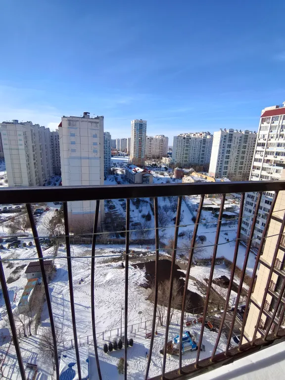 Студия с видом на город