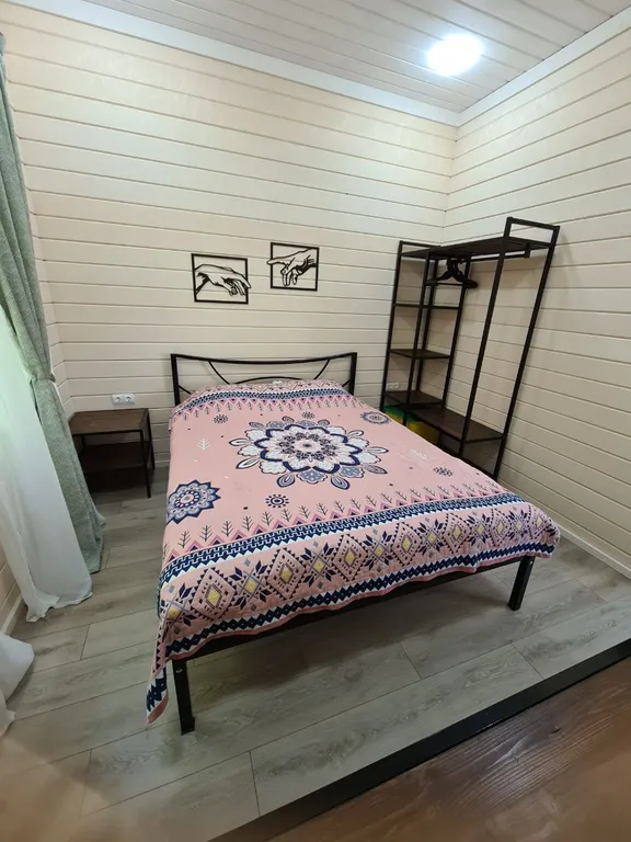 Уютный дом в лесу рядом с речкой