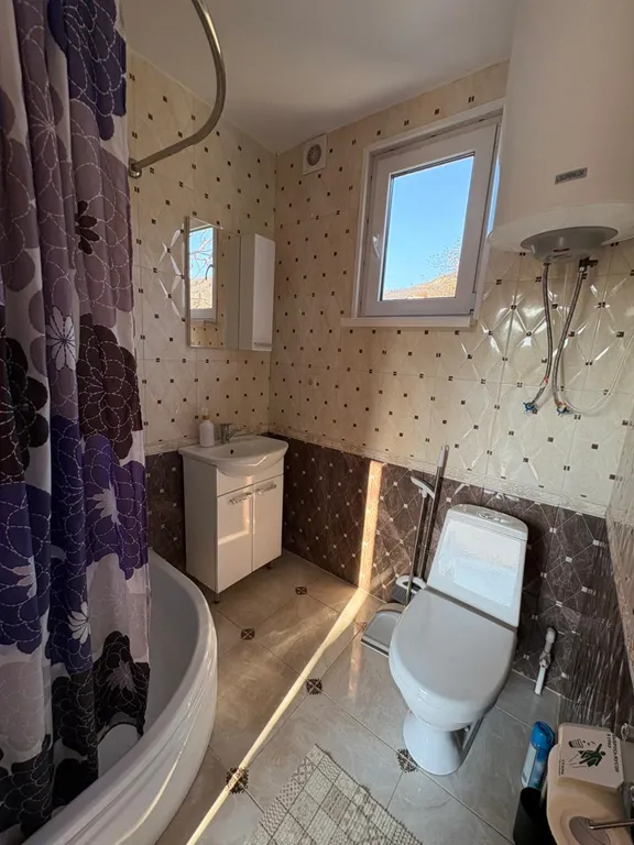 Домик у реки Дах с видом на горы