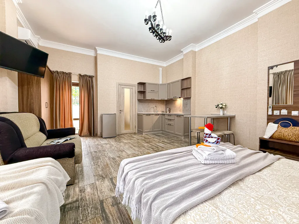 Номер на 4 человек с кухней на 1 этаже в центре, в 7 минутах до моря