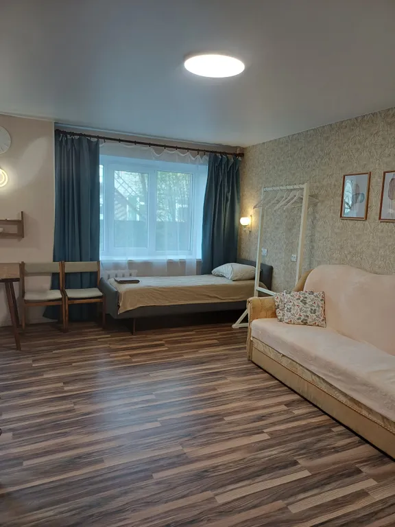 Всё рядом, ЖД вокзал, магазины, остановка