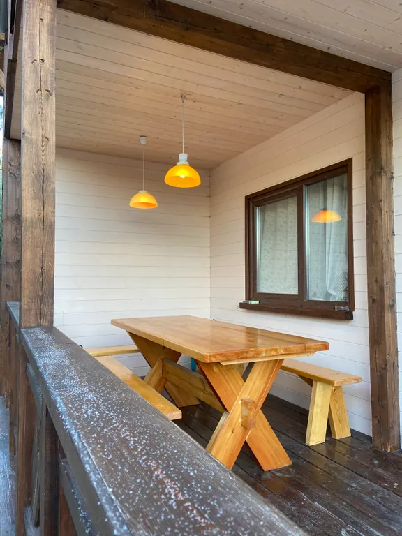 Дом в окружении соснового леса