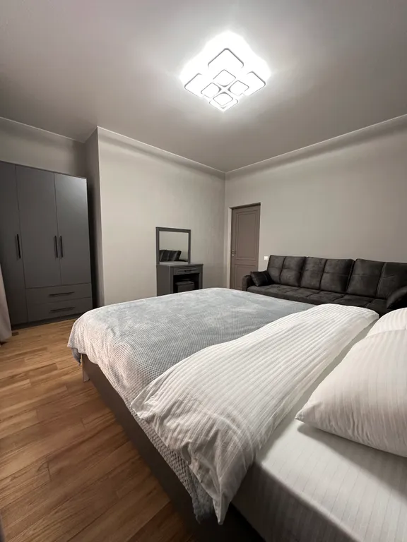 Уютный домик на территории гостевого двора с бассейном