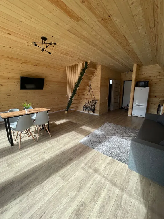 Уютный дом у ручья