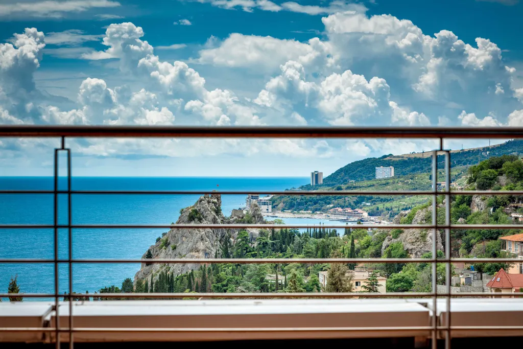 Трехкомнатная квартира с видом на море и горы