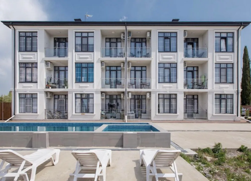 Апартамент с террасой и бассейном