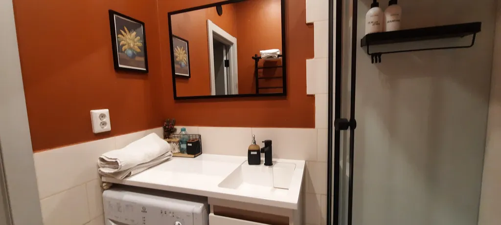 Квартира-студия с видом на город и озеро