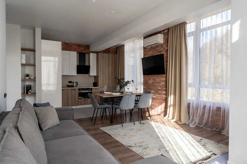 Просторная стильная квартира с видом на горы