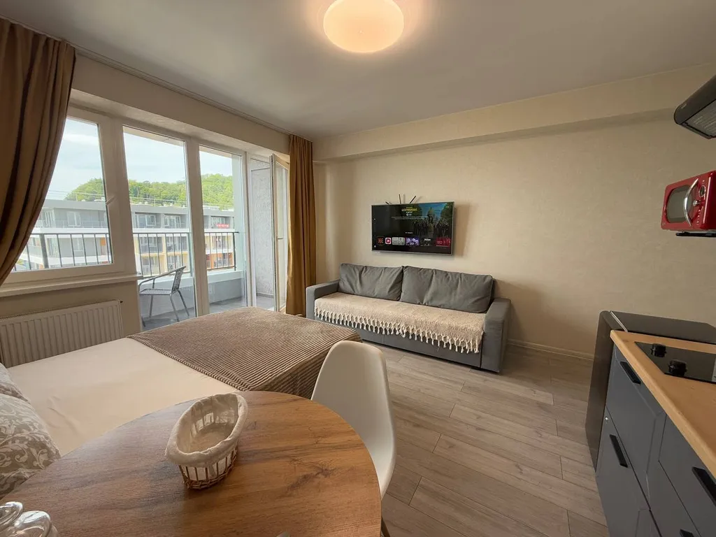 Ретро студия с панорамными окнами с видом на море, бассейн