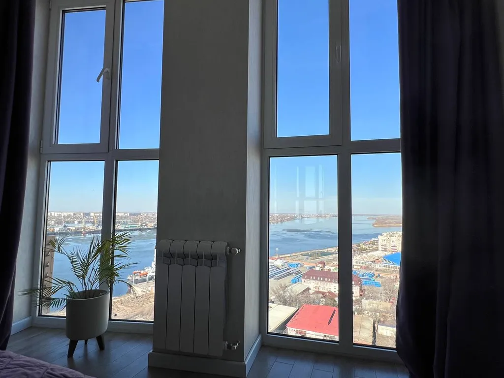 Современная квартира с панорамным видом на Волгу (Уютный Дом)