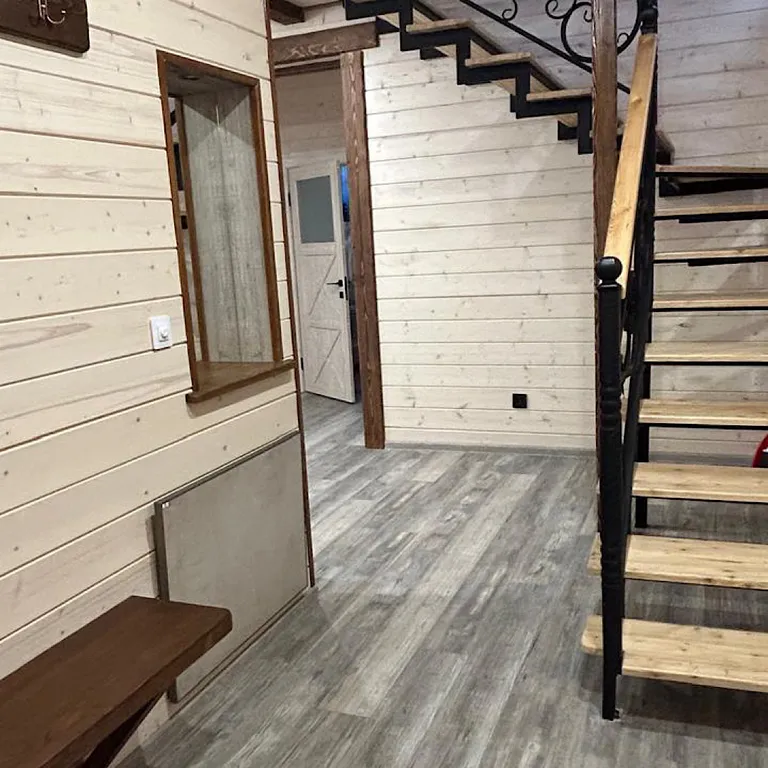 Средний дом в лесу, с видом на горы