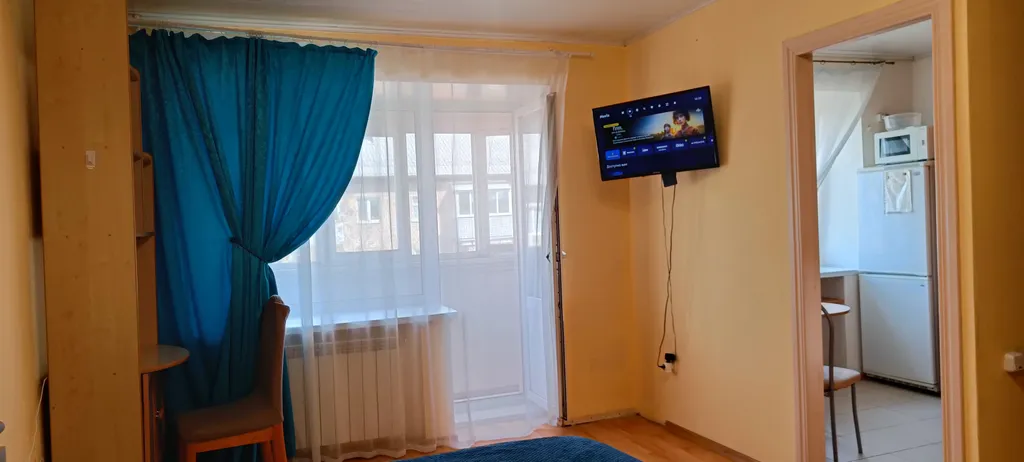 В центре с балконом