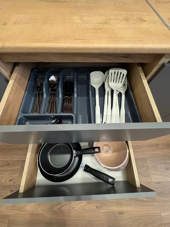 Уютная новая квартира с дизайнерским ремонтом с изолированной спальней