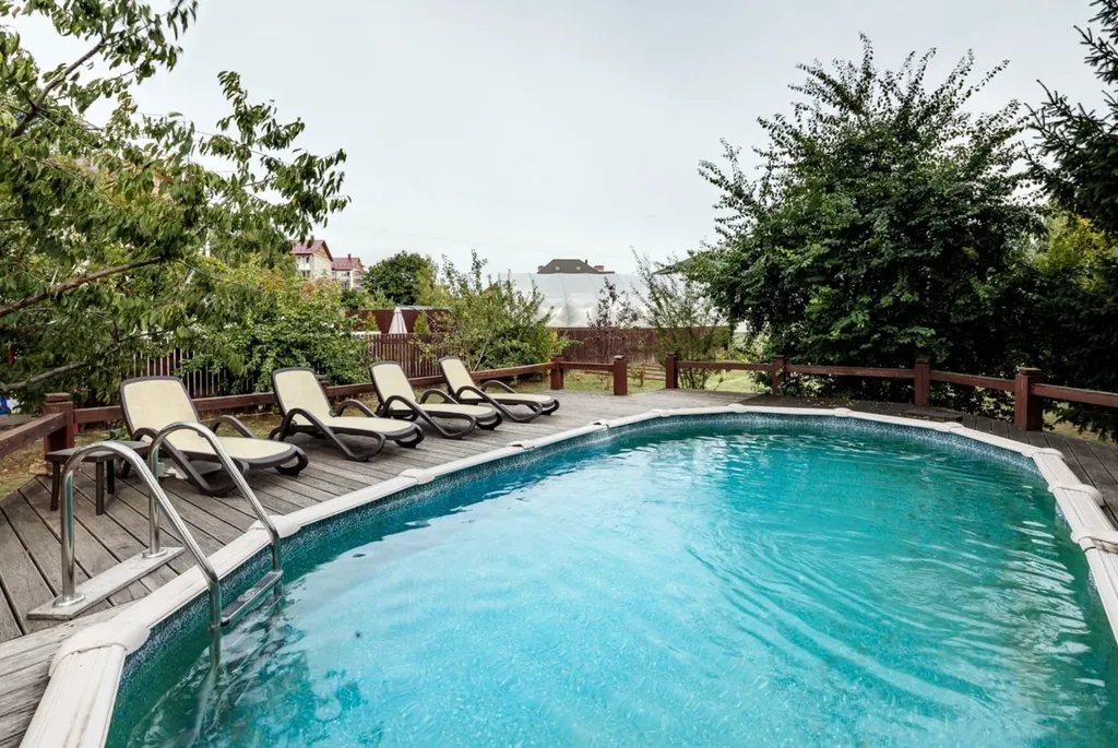 Загородный дом с бассейном и бильярдной