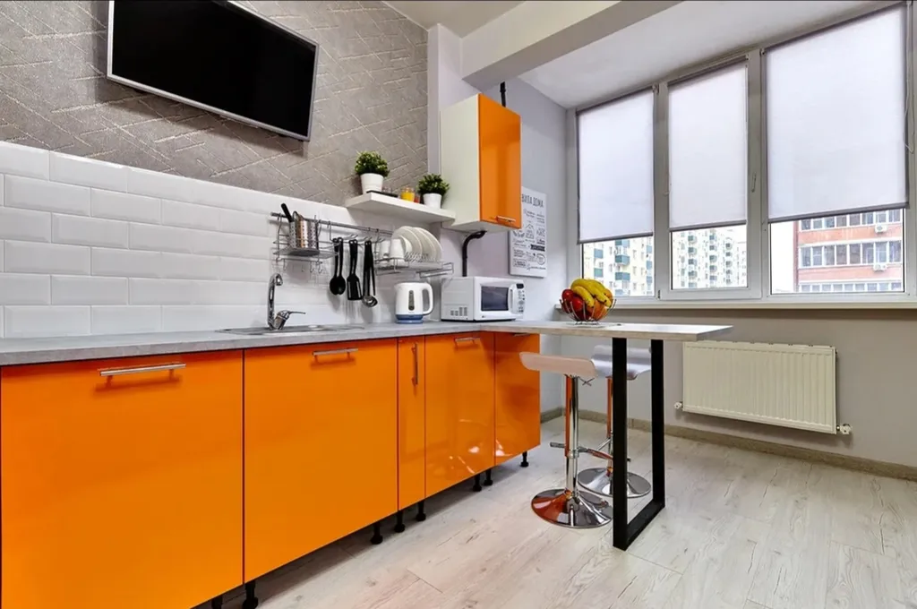 Апартаменты Оранж с диваном в кухне-гостиной