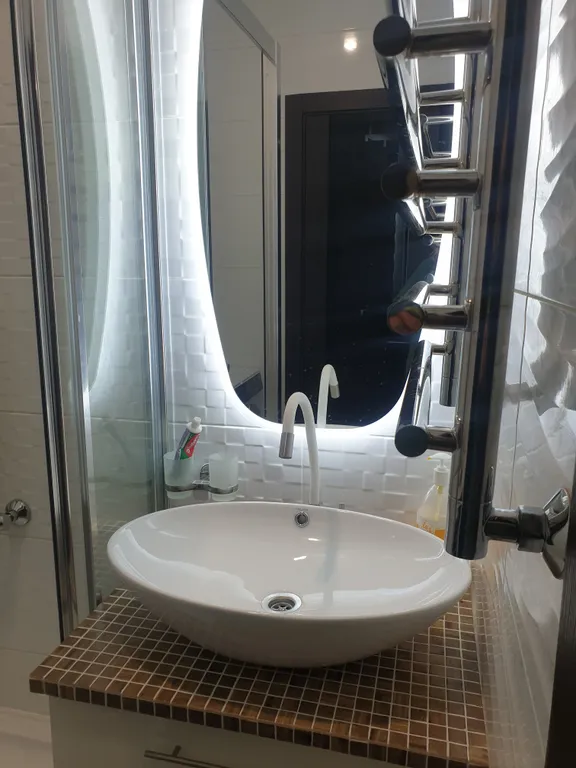 Дизайнерская современная студия в новом доме сердца центра города