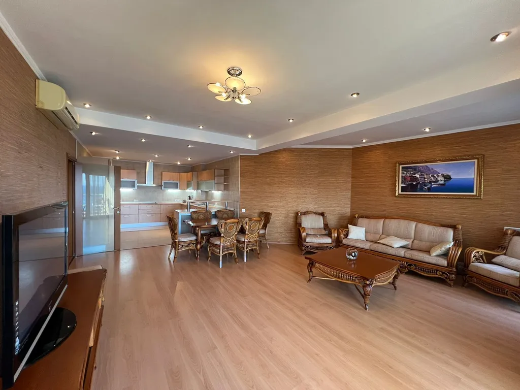 Видовые 3-комнатные апартаменты возле пляжа