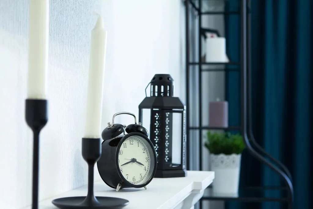 Шикарная дизайнерская квартира с кованой кроватью и камином