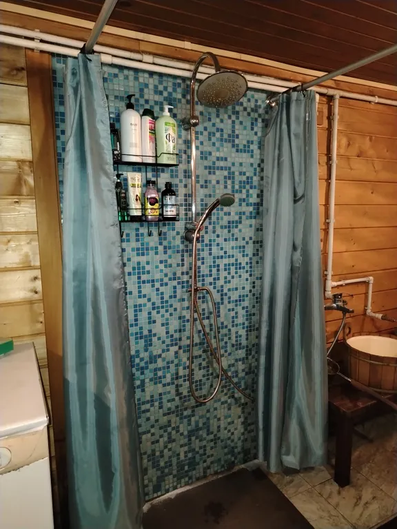 Дом с баней на берегу озера, в черте города