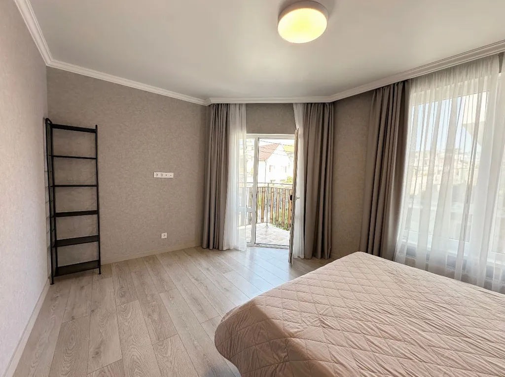 Современный коттедж вблизи дома