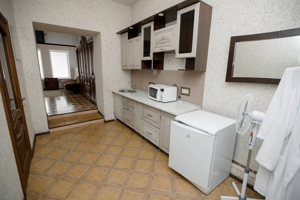 Роскошный номер для пар и семей с детьми, с балконом, кухней и диваном