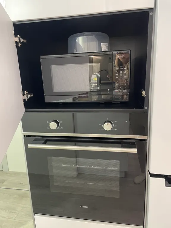 Апартаменты с панорамными окнами на лес и море и роскошным двором