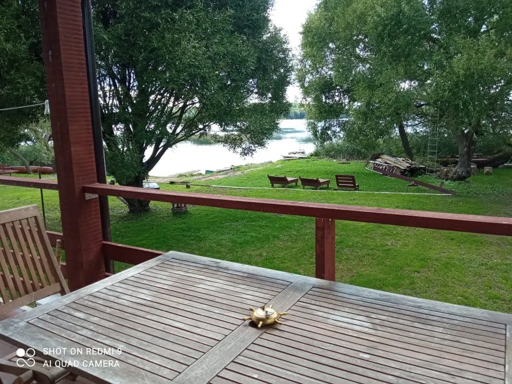 Коттедж Двухэтажный апартамент в доме на берегу озера — Луга