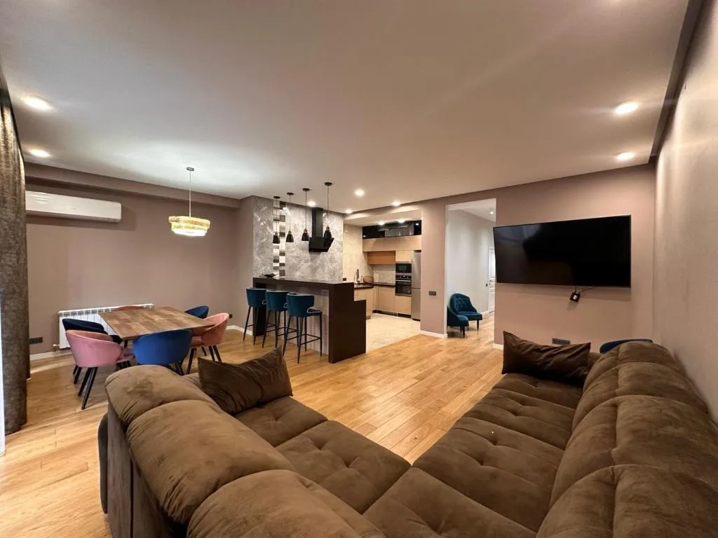 Апартаменты с 2 спальнями на площади Республики