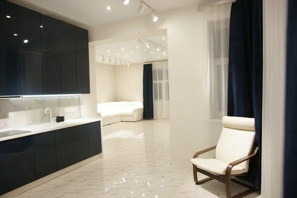 Апартаменты 1 - тёмно-синий металлик в фасадах кухни, белые интерьеры