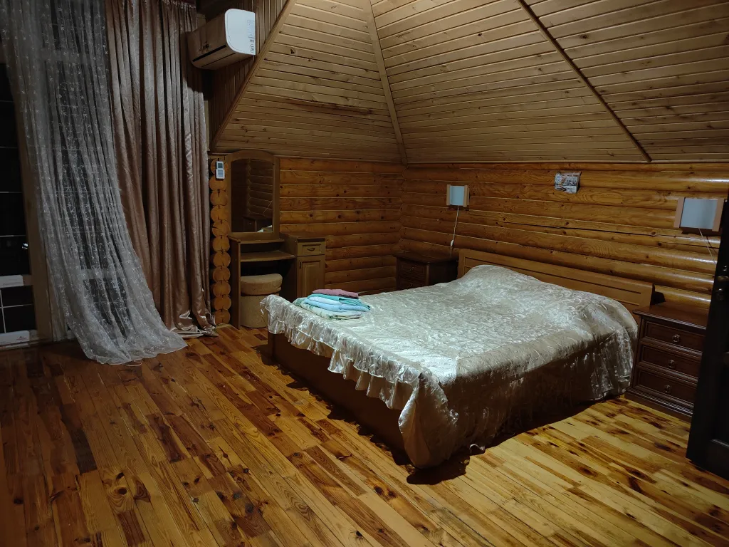 Деревянный коттедж с озером в горах