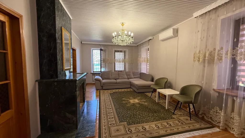 Деревянный дом с красивым видом на море