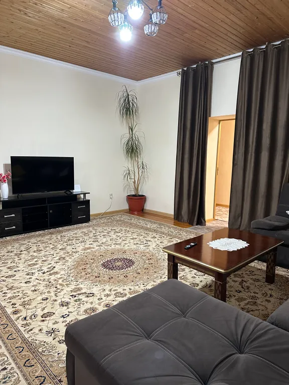 Уютный домик аквамарин у водопада и леса